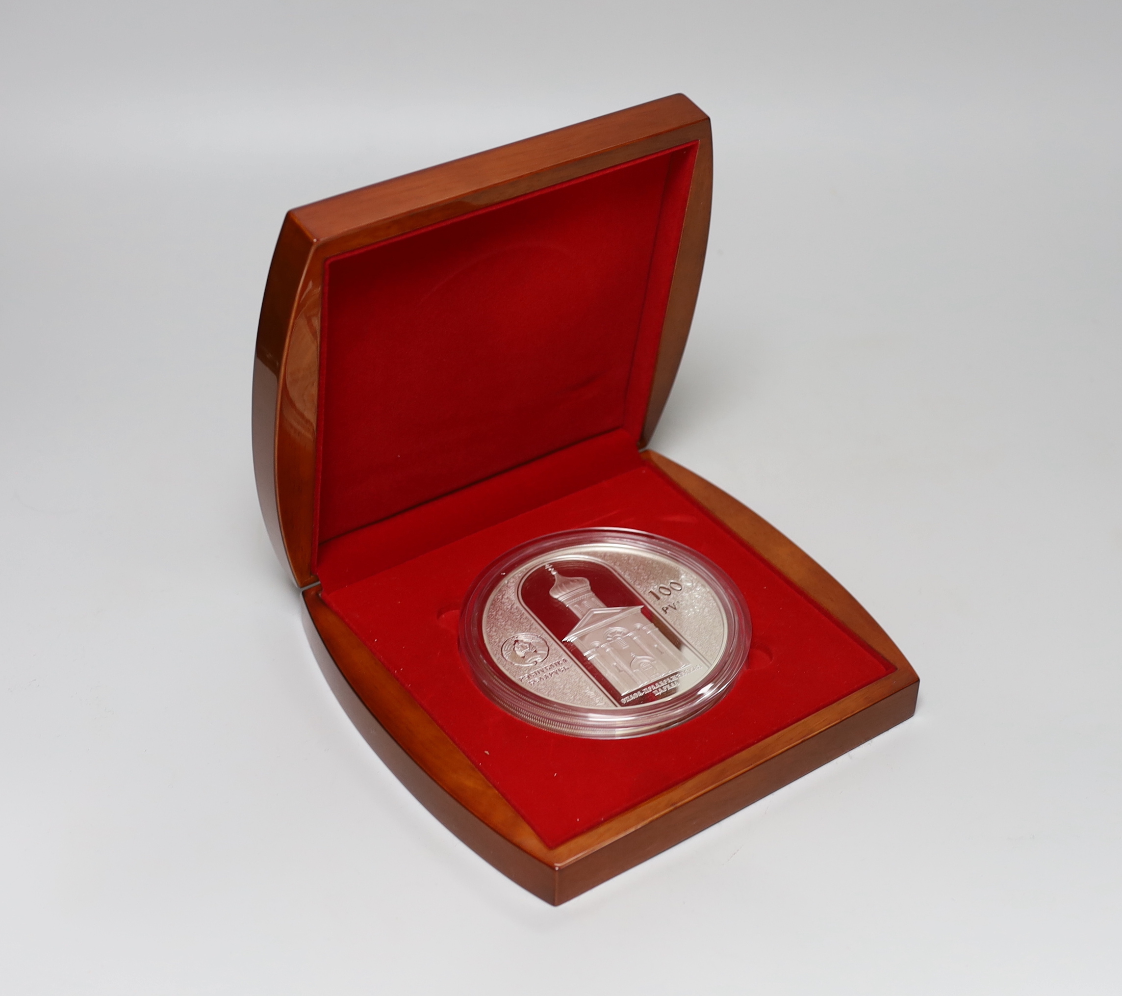 A cased modern Russian parcel gilt 925 and cabochon set commemorative medallion, 10cm, 34.9oz.